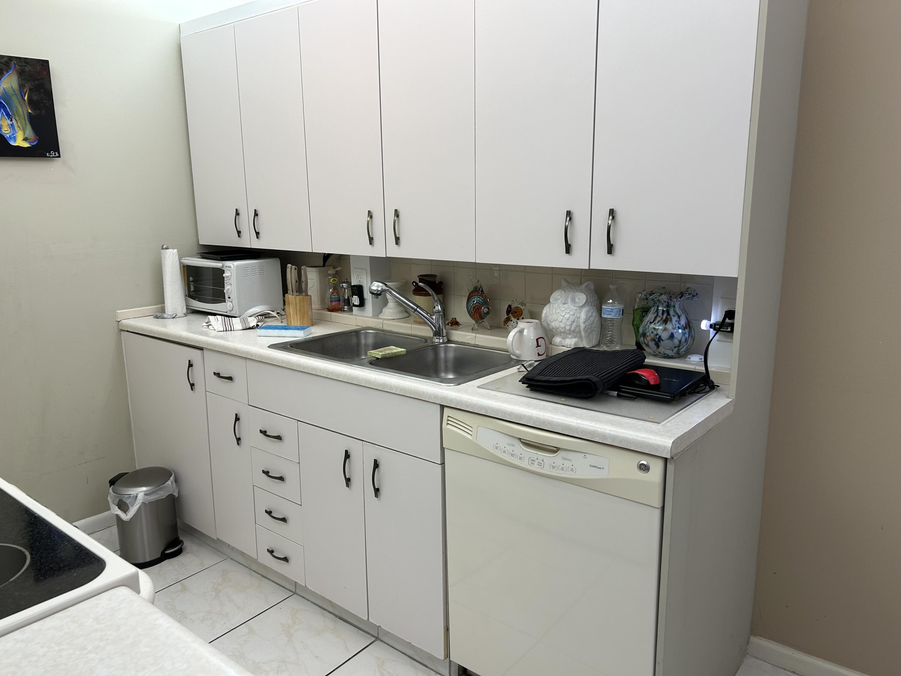 2010 Exeter, Unit 2010A Boca Raton, FL 33434 - Photo 2 of 16 Kitchen