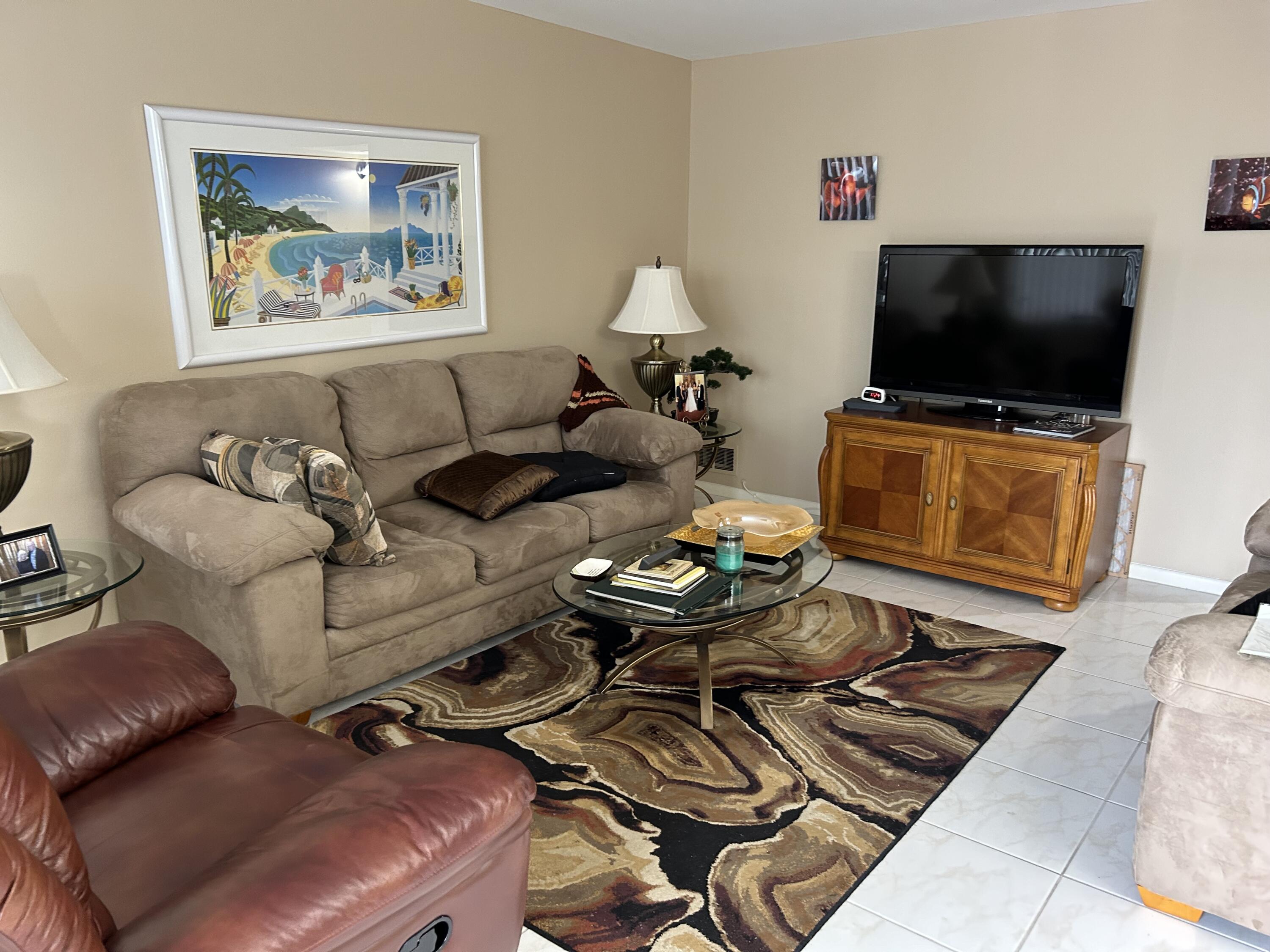 2010 Exeter, Unit 2010A Boca Raton, FL 33434 - Photo 4 of 16 Living Room