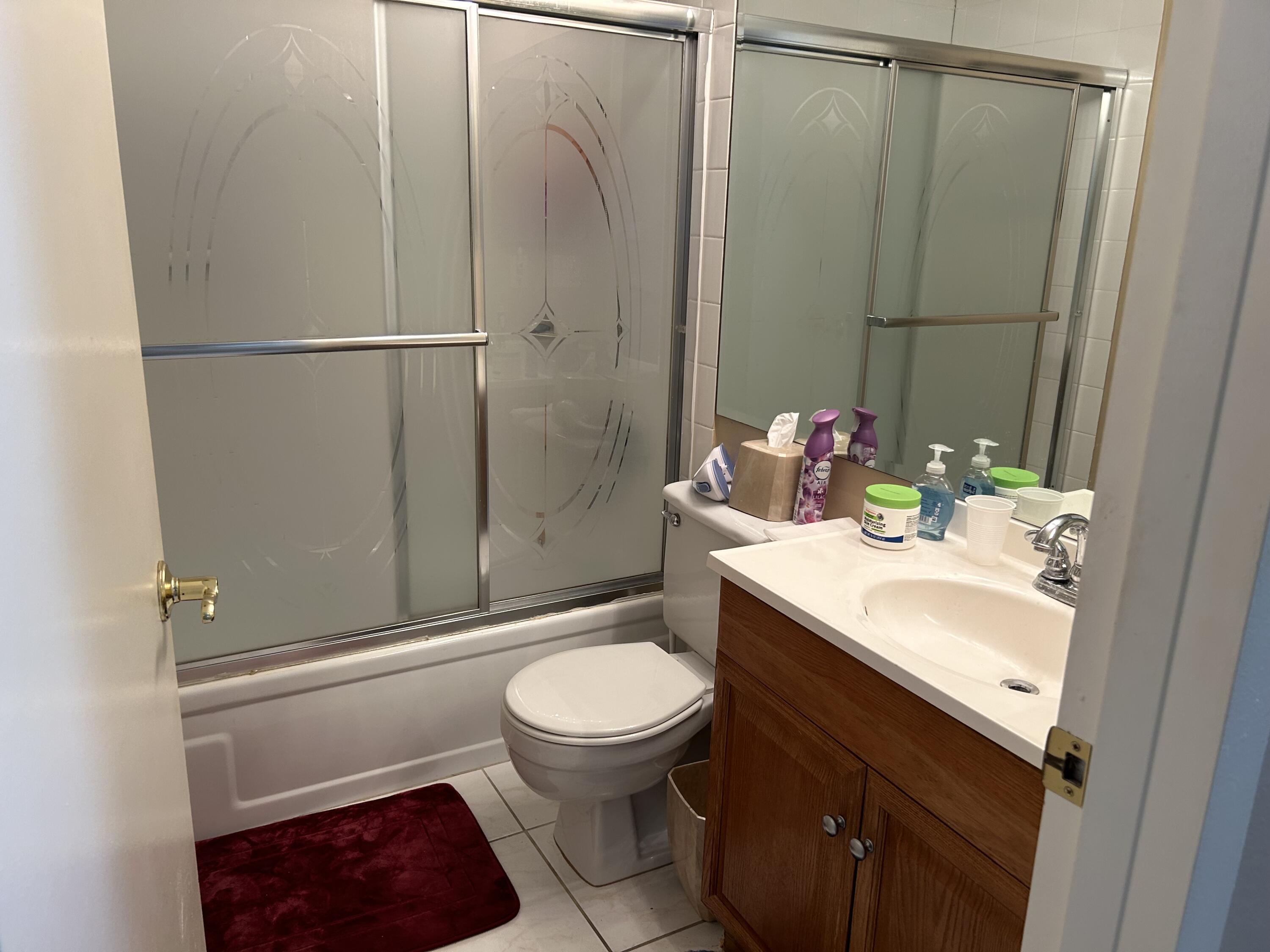 2010 Exeter, Unit 2010A Boca Raton, FL 33434 - Photo 8 of 16 Full Bathroom