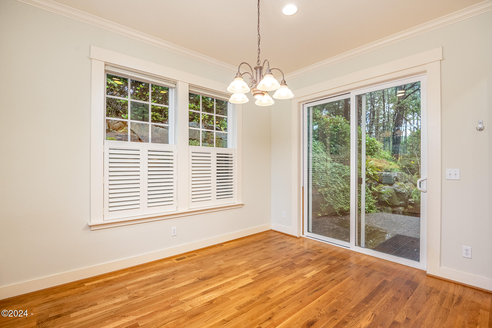 160 Southwest 61 Street Newport, OR 97366 - Photo 8 of 52 Dining w/slider to backyard
