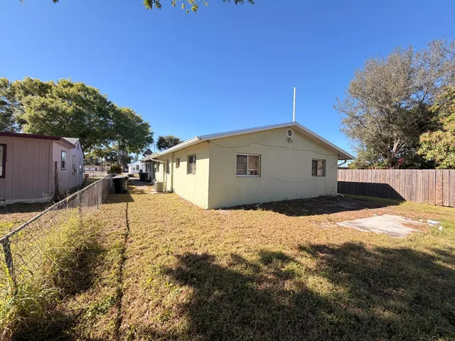 $2,000 | 812 North 24th Street, Fort Pierce, FL 34950