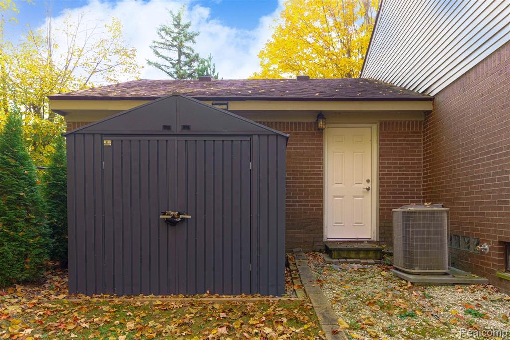 6930 Drake Road West Bloomfield, MI 48322 - Photo 11 of 57