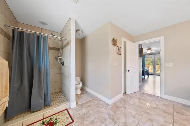 a view of entryway with bathroom