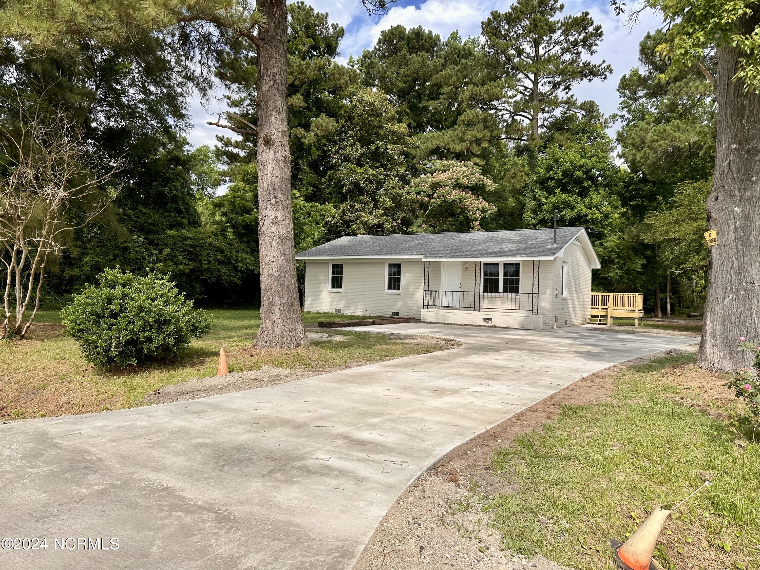 561 Burkett Road Dover, NC 28526 - Photo 6 of 33 front of house and driveway