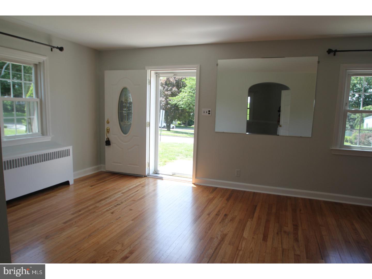 105 Friendship Road Drexel Hill, PA 19026 - Photo 4 of 23 Living Room