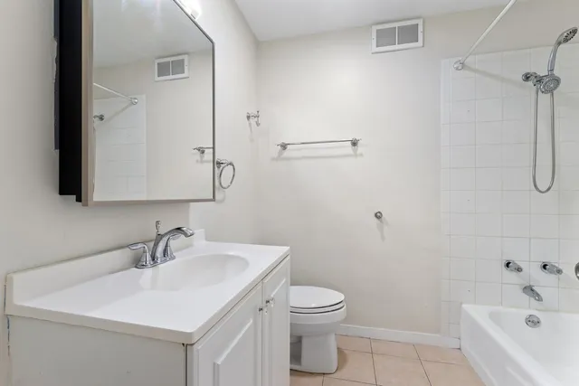 $2,000 | 4250 North Marine Drive, Unit 827, Chicago, IL 60613