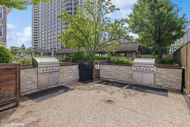 $2,000 | 4250 North Marine Drive, Unit 827, Chicago, IL 60613