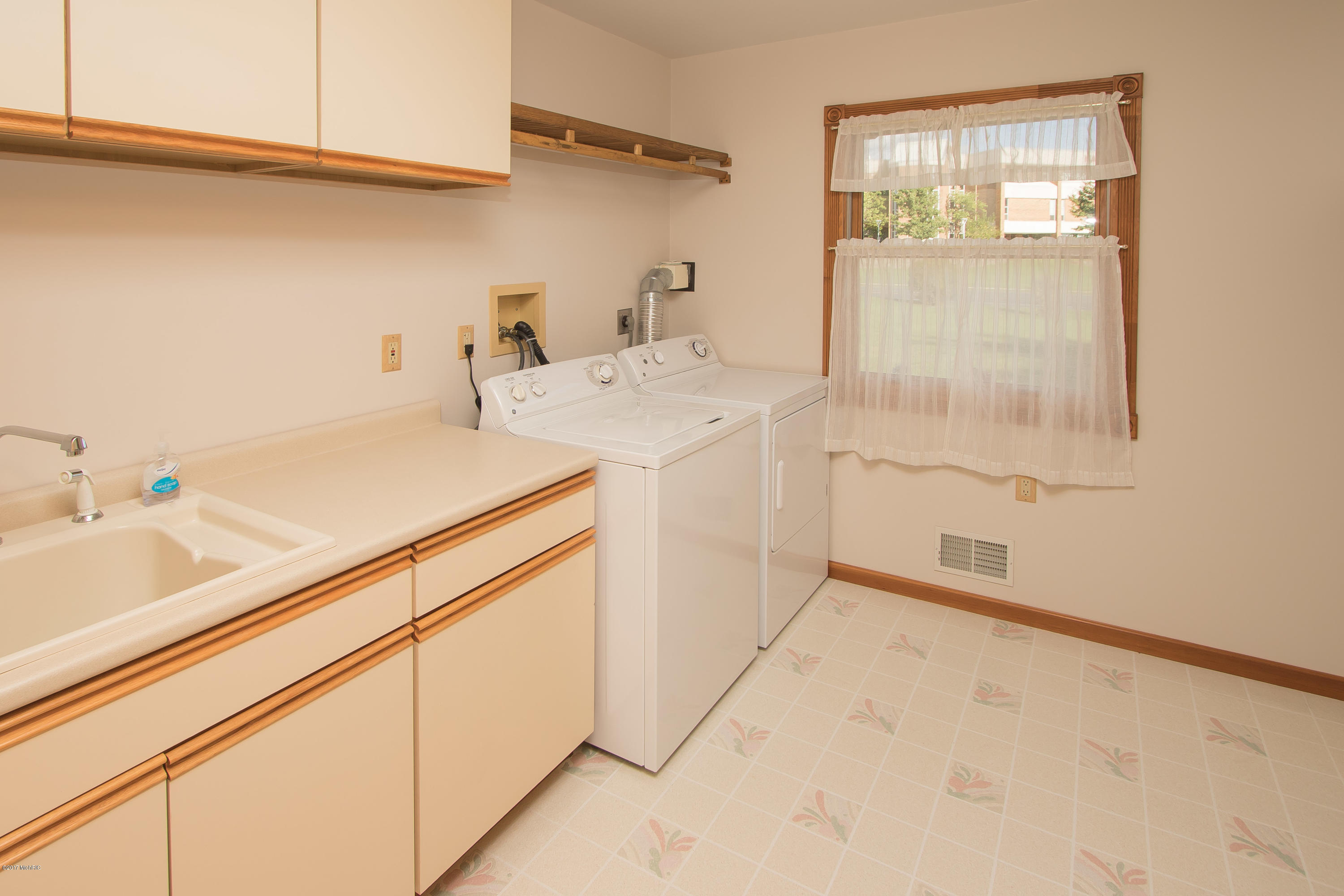 2459 North Drake Road Kalamazoo, MI 49009 - Photo 15 of 29 2459_N_Drake_Road-23