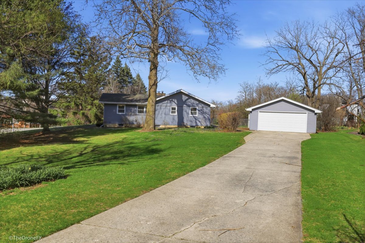 1519 Foothill Drive Wheaton, IL 60189 - Photo 42 of 44 a front view of house with a garden