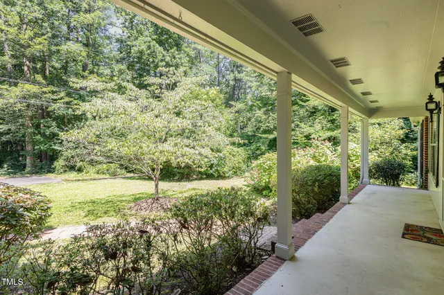 a view of a back yard