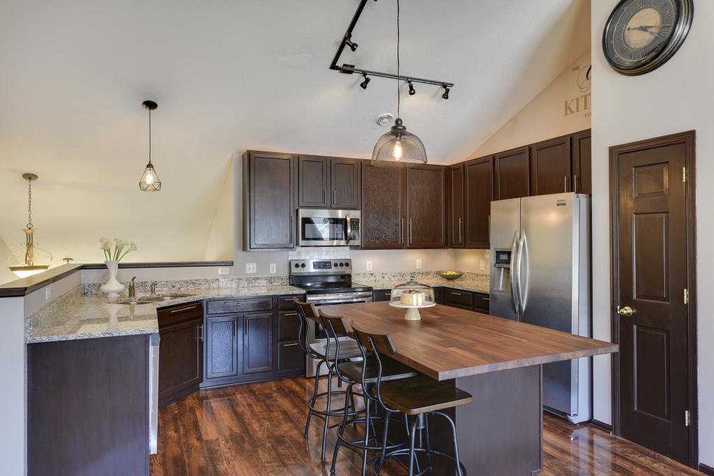 6711 Folkestone Road Apple Valley, MN 55124 - Photo 2 of 20 Gallery Image 2