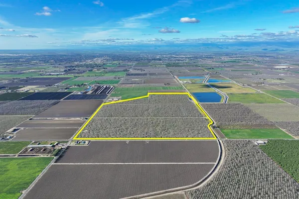 $6,612,615 | 3012 North Oakmore Road, Tulare, CA 93274