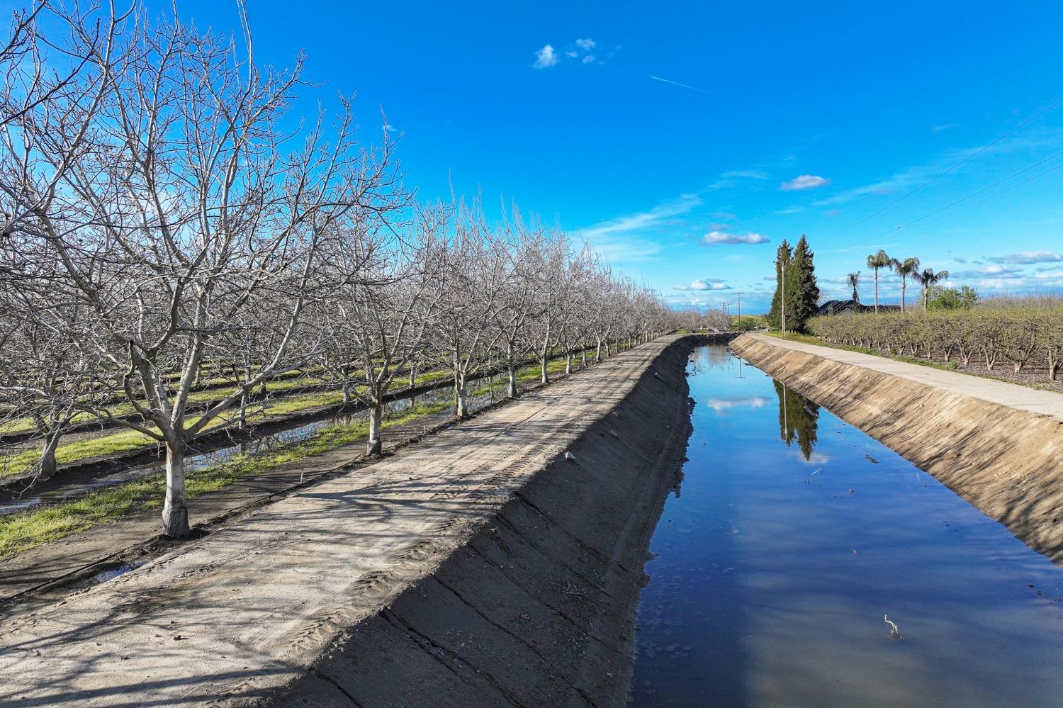 3012 North Oakmore Road Tulare, CA 93274 - Photo 4 of 12 a view of a house with wooden fence