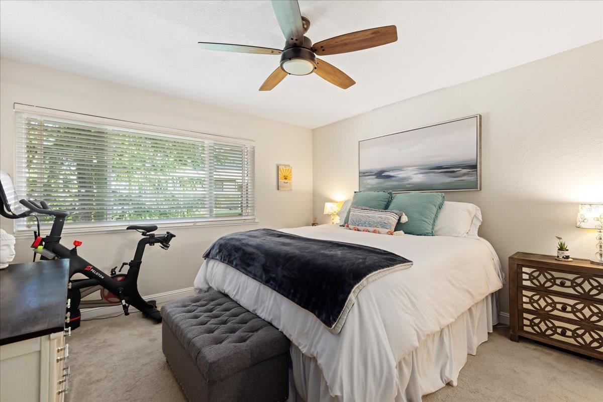 208 Compton Circle, Unit C San Ramon, CA 94583 - Photo 9 of 20 a bedroom with double bed and a large window