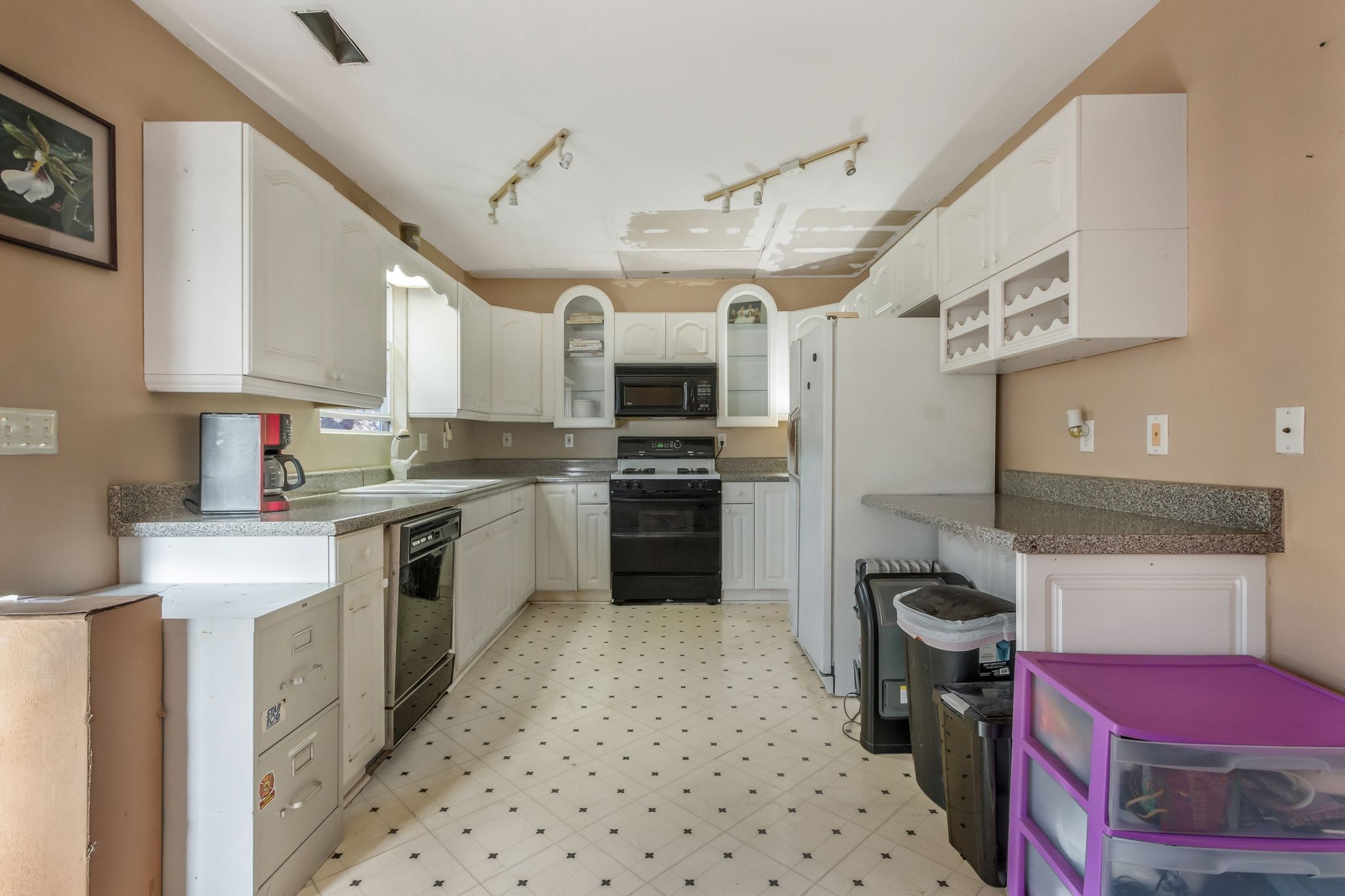 7164 Dice Lampley Road Fairview, TN 37062 - Photo 34 of 42 a kitchen with granite countertop a sink stove and refrigerator