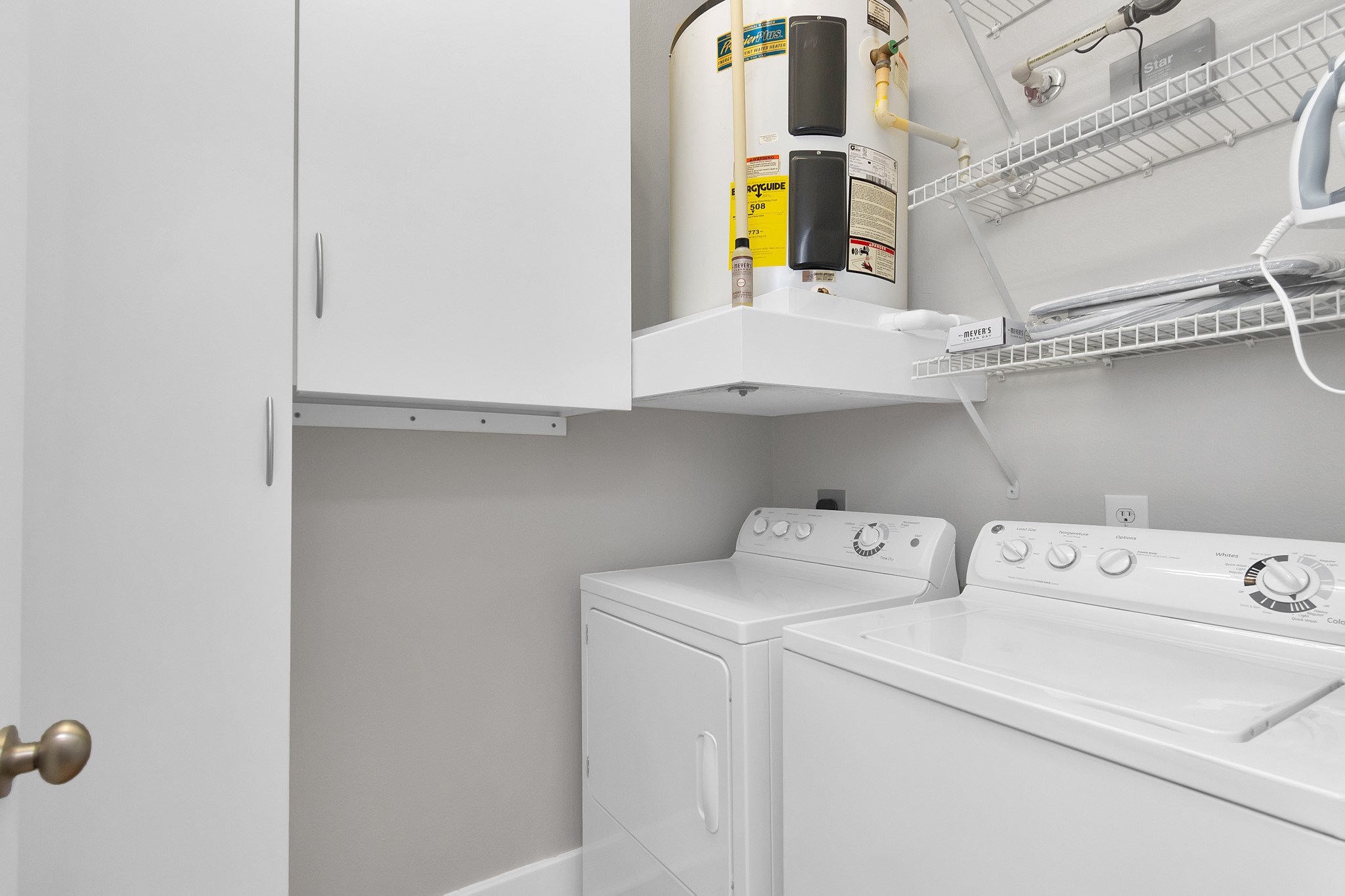 1901 Post Oak Boulevard, Unit 3113 Houston, TX 77056 - Photo 15 of 34 Located next to the office is the laundry room with storage. Use this space to store cleaning supplies and as a mudroom for shoes and coats. Bring efficiency and order to the laundery room.
