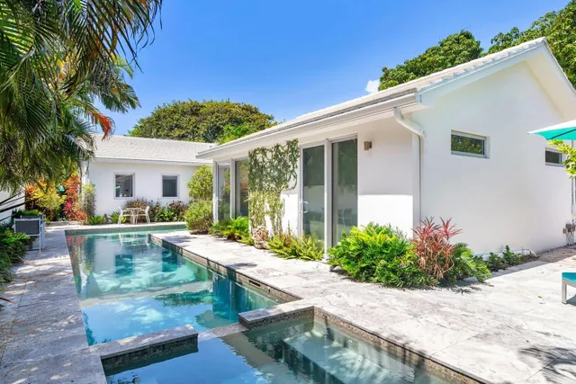 a view of a house with backyard and sitting area