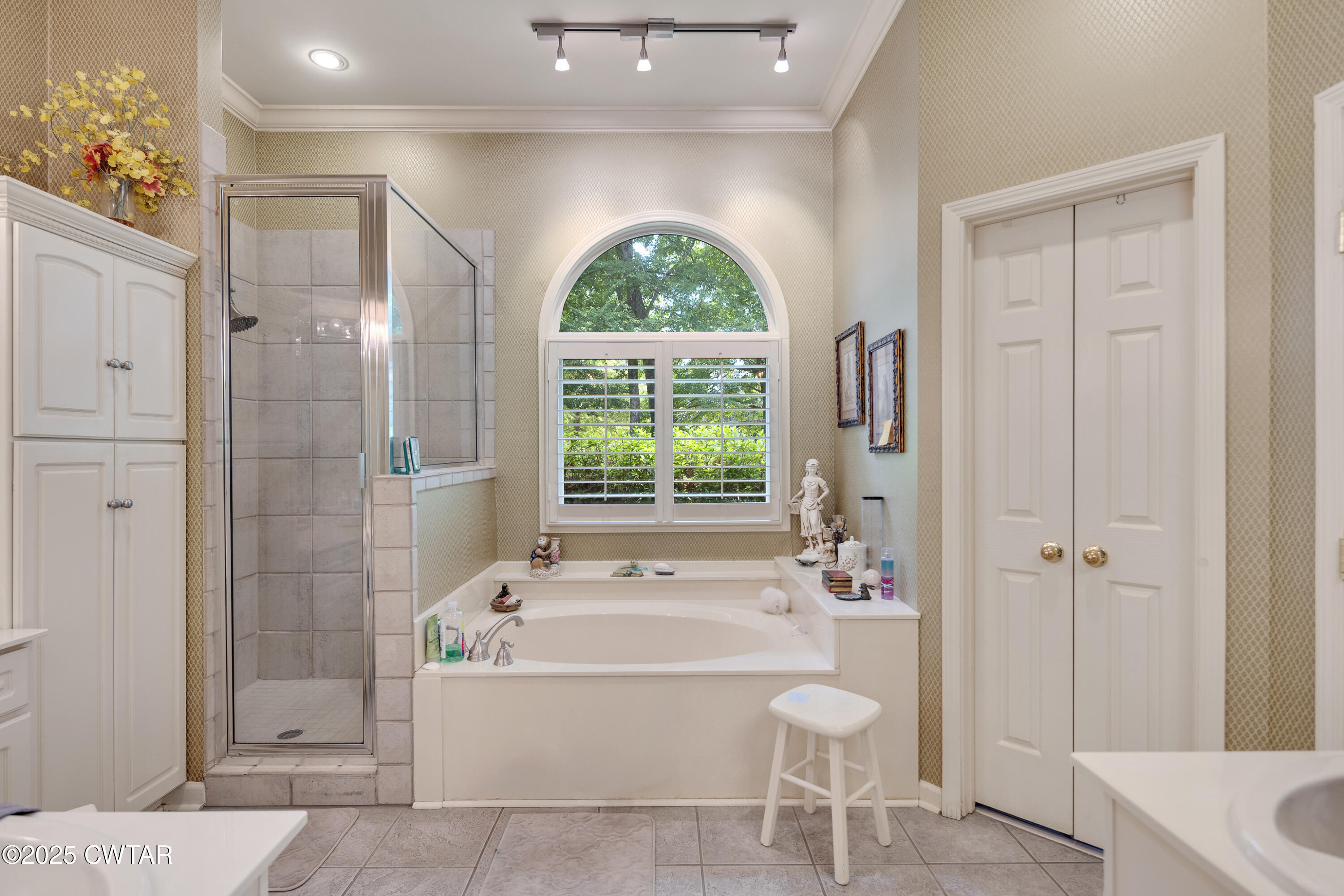 1647 Forsythe Trail Collierville, TN 38017 - Photo 19 of 32 a spacious bathroom with a tub shower and sink