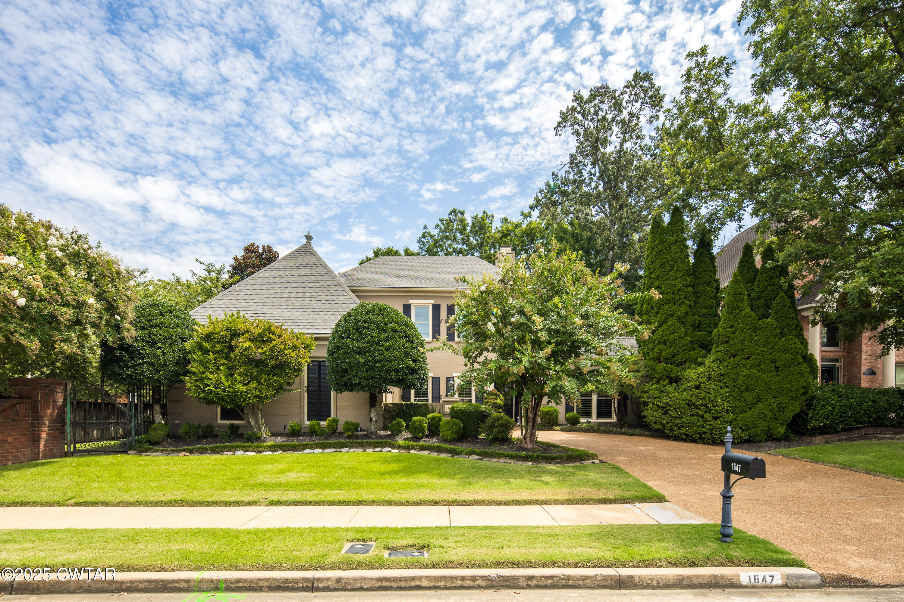 1647 Forsythe Trail Collierville, TN 38017 - Photo 4 of 32 a view of a fountain in front of a house