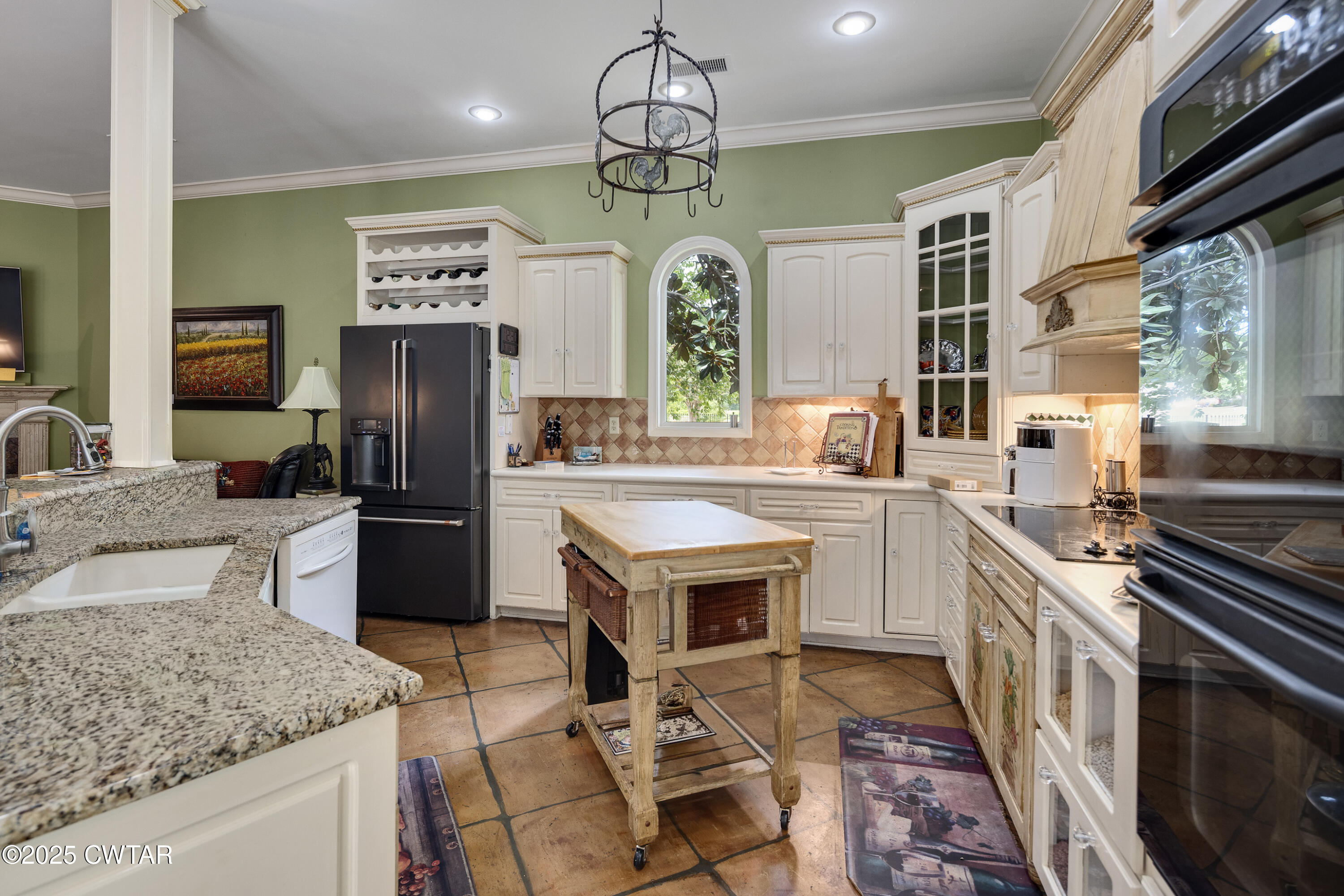 1647 Forsythe Trail Collierville, TN 38017 - Photo 9 of 32 a kitchen with stainless steel appliances granite countertop a sink stove and refrigerator