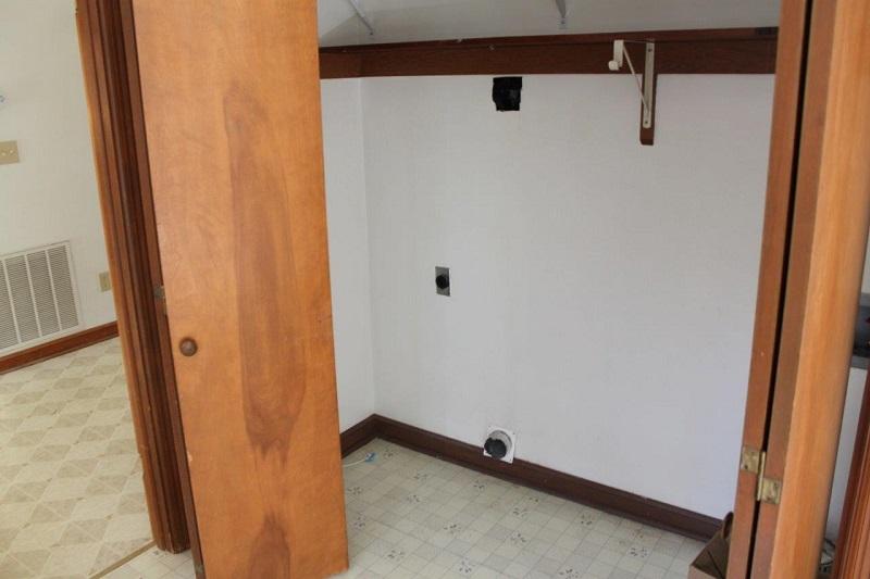 1298 Longview Road Roanoke, VA 24018 - Photo 23 of 41 25 - Laundry room