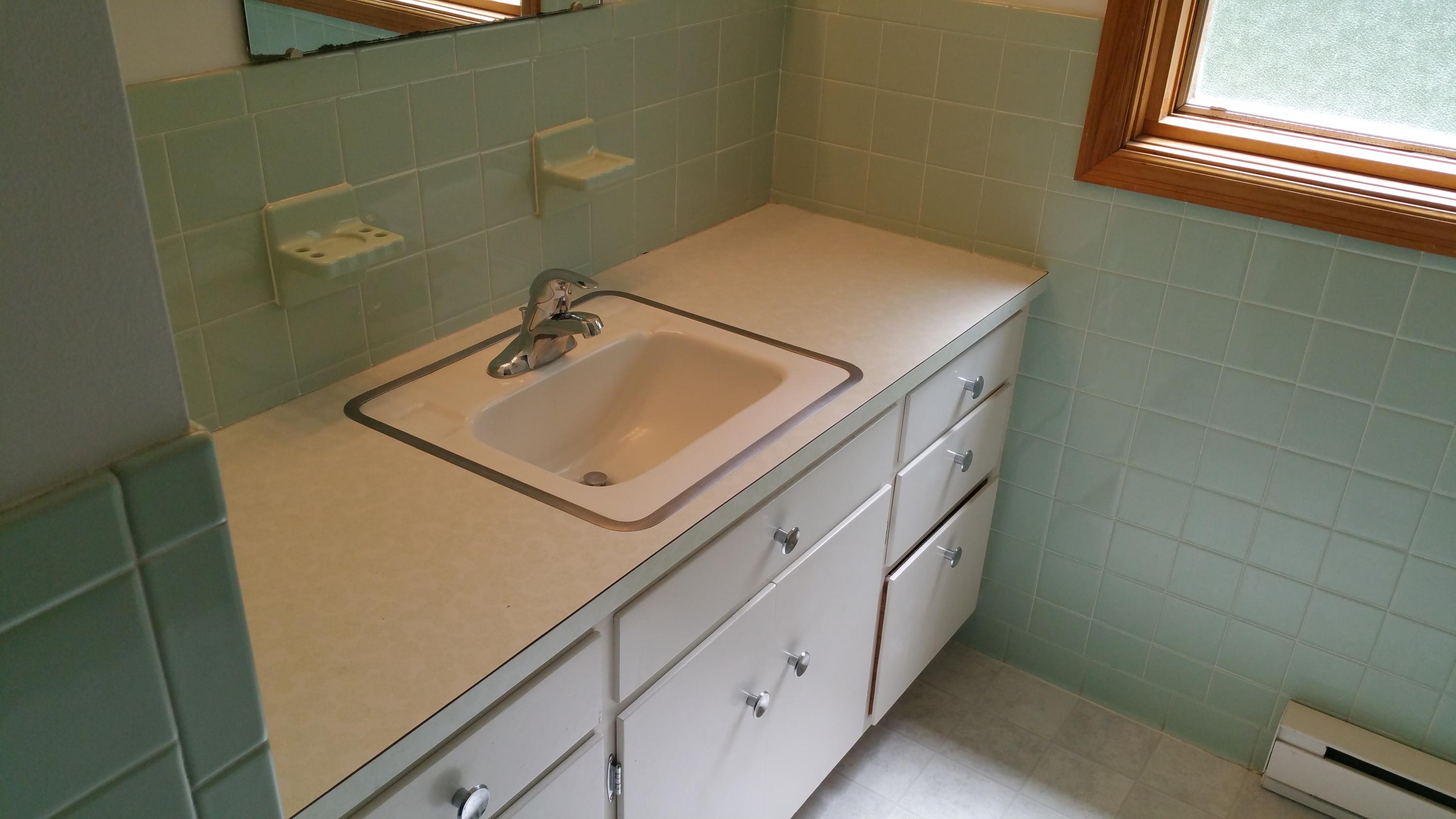 1298 Longview Road Roanoke, VA 24018 - Photo 32 of 41 2nd Floor Hall Bath