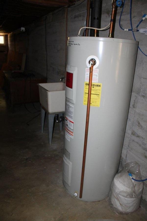 1298 Longview Road Roanoke, VA 24018 - Photo 40 of 41 32 - Water heater
