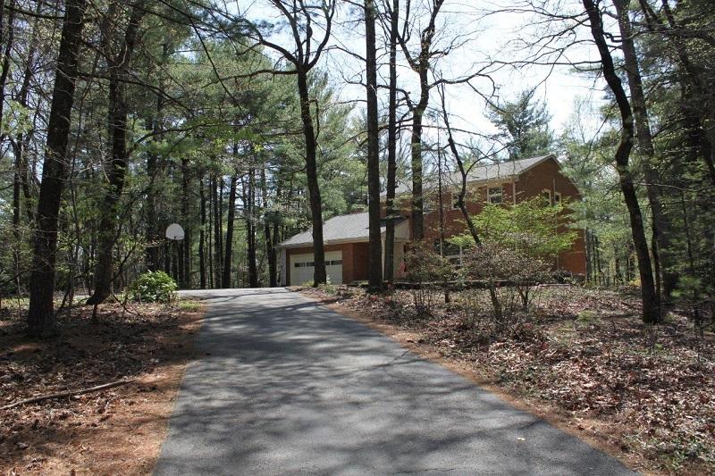 1298 Longview Road Roanoke, VA 24018 - Photo 8 of 41 06 - Driveway view