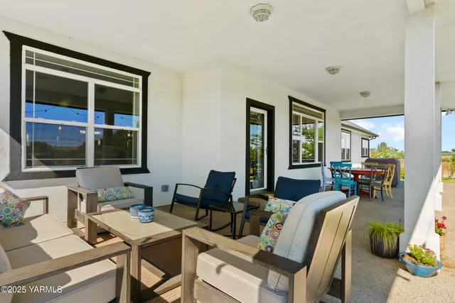 a view of an house with backyard space and garden