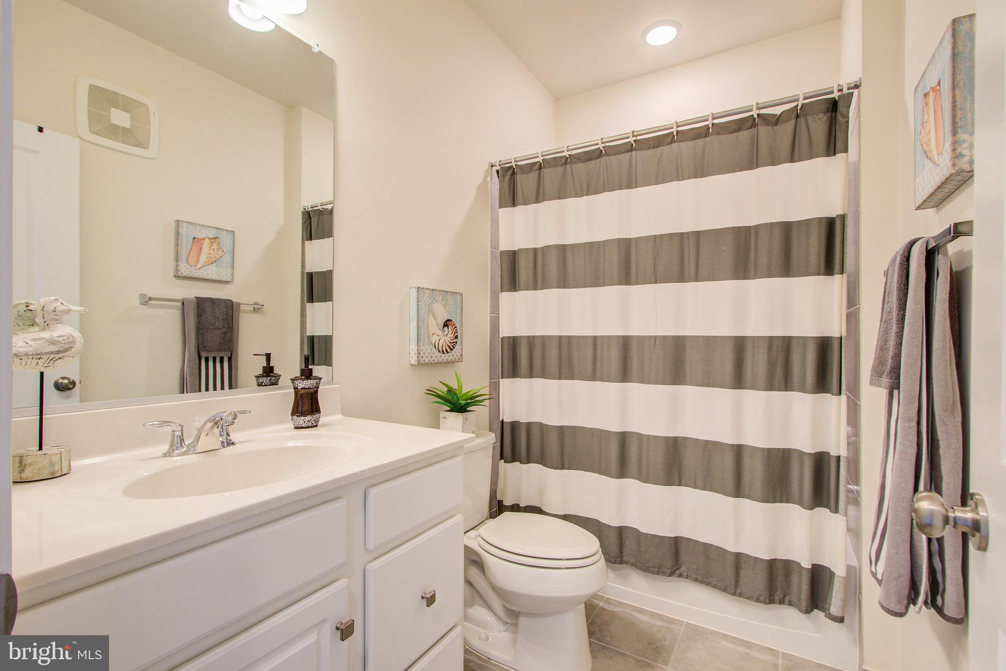 1212 Ribbon Limestone Terrace Southeast Leesburg, VA 20175 - Photo 21 of 36 Upper Level Guest Bath w/ Shower Tub