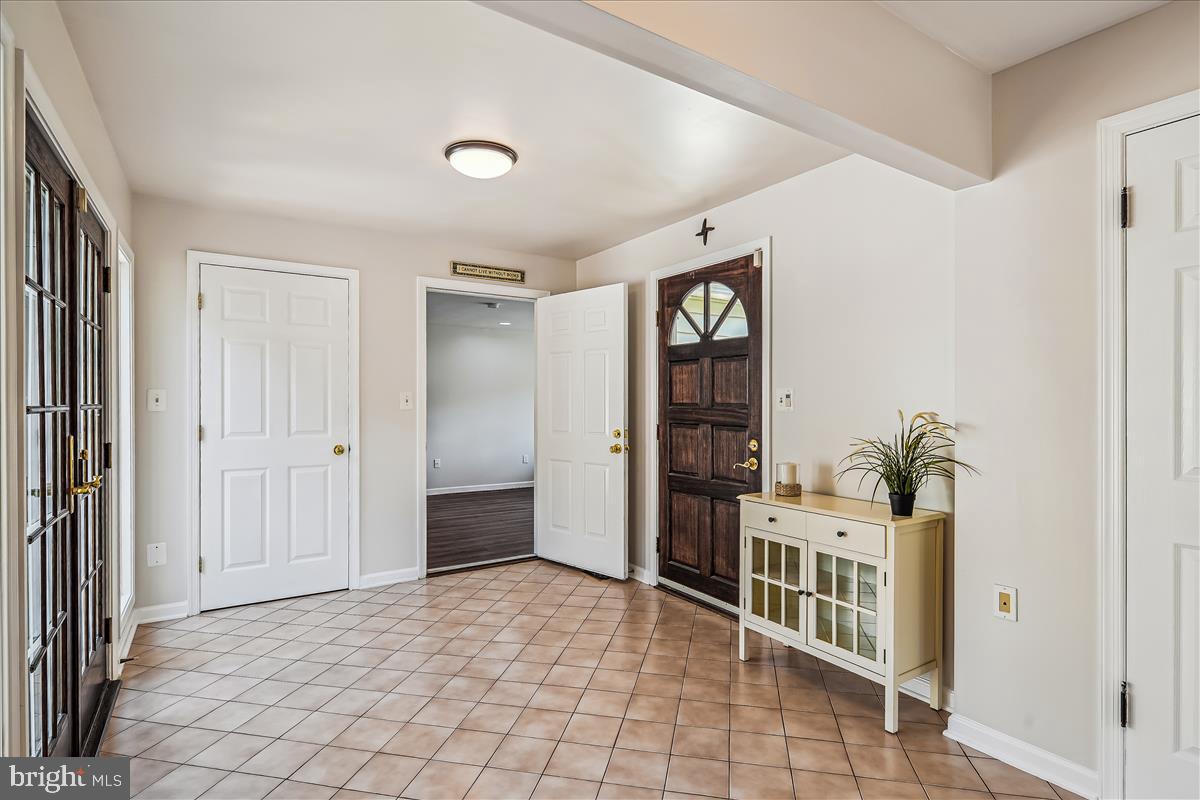 3605 Colony Road Fairfax, VA 22030 - Photo 12 of 78 Foyer