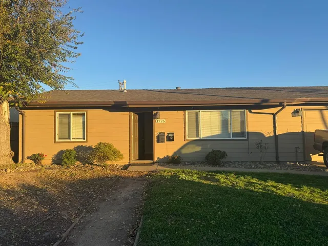 a view of back yard of the house