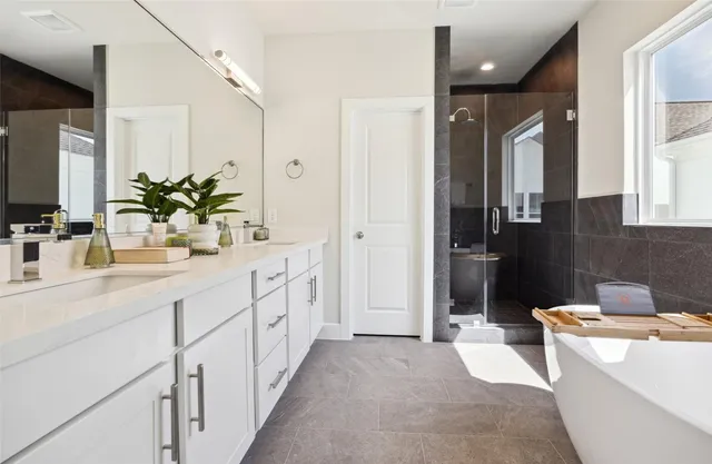 $389,700 | 137 Eastwood Street, Houston, TX 77011