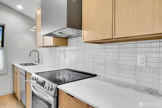 $2,950 | 304 Daley Street, Edmonds, WA 98020