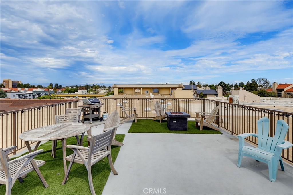 8738 Delgany Avenue, Unit 301 Playa del Rey, CA 90293 - Photo 27 of 32 Roof-top deck