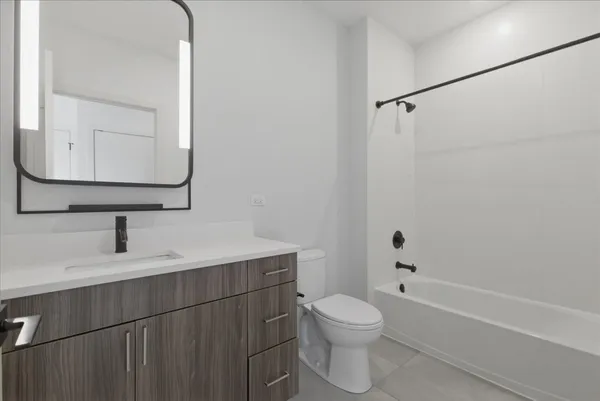 $2,420 | 948 West Sunnyside Avenue, Unit 201, Chicago, IL 60640
