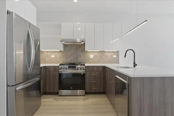 $2,420 | 948 West Sunnyside Avenue, Unit 201, Chicago, IL 60640