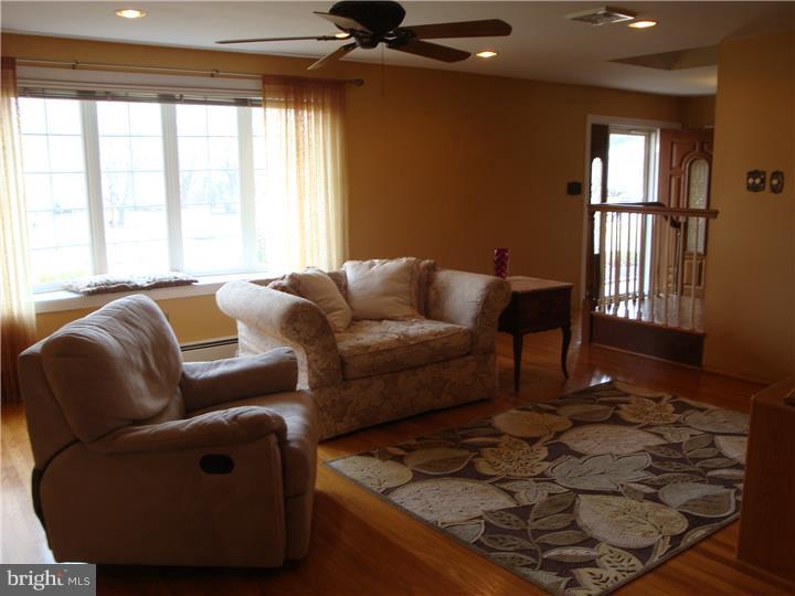 234 Mallard Road Holland, PA 18966 - Photo 3 of 25 Living Room