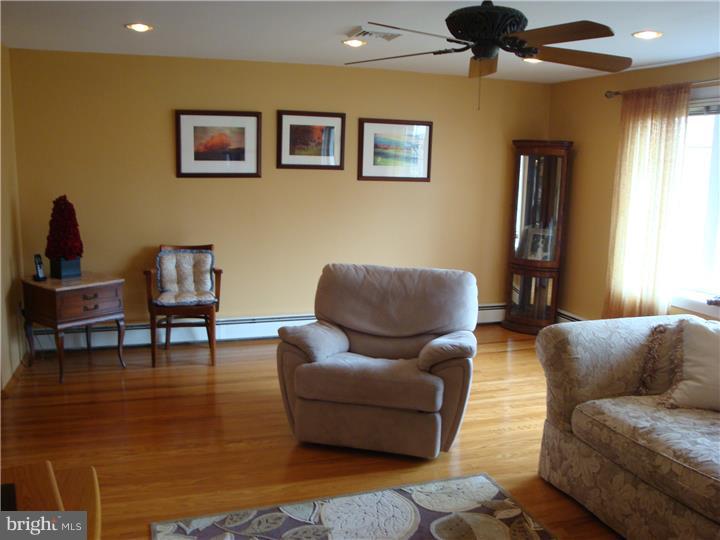 234 Mallard Road Holland, PA 18966 - Photo 4 of 25 Living Room