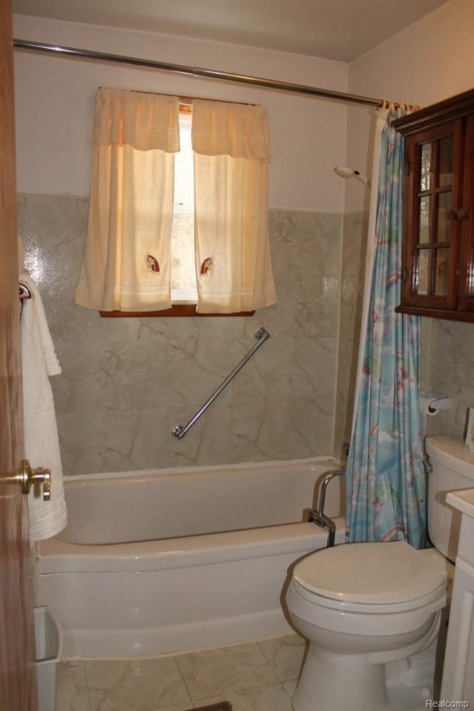 10321 Gordon Road Fenton, MI 48430 - Photo 22 of 37 Full bath.