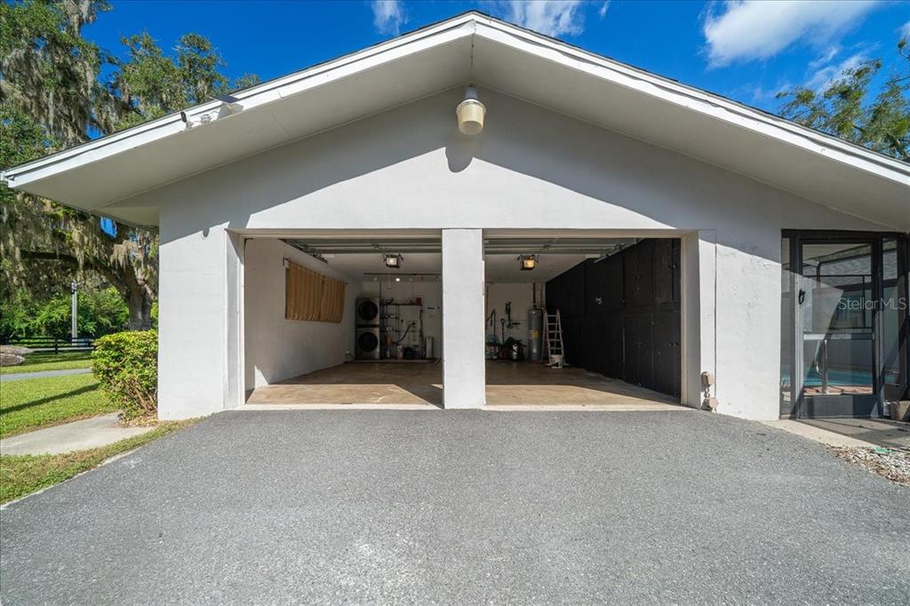2475 Southwest 7th Avenue Ocala, FL 34471 - Photo 28 of 35 a view of lobby with furniture and garden