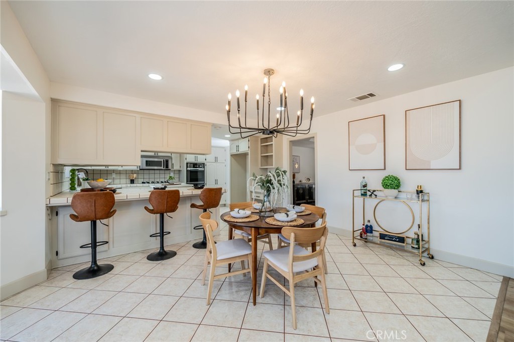 13786 Crow Road Apple Valley, CA 92307 - Photo 18 of 59 13786 Crow Rd Nugent Group Dinning area
