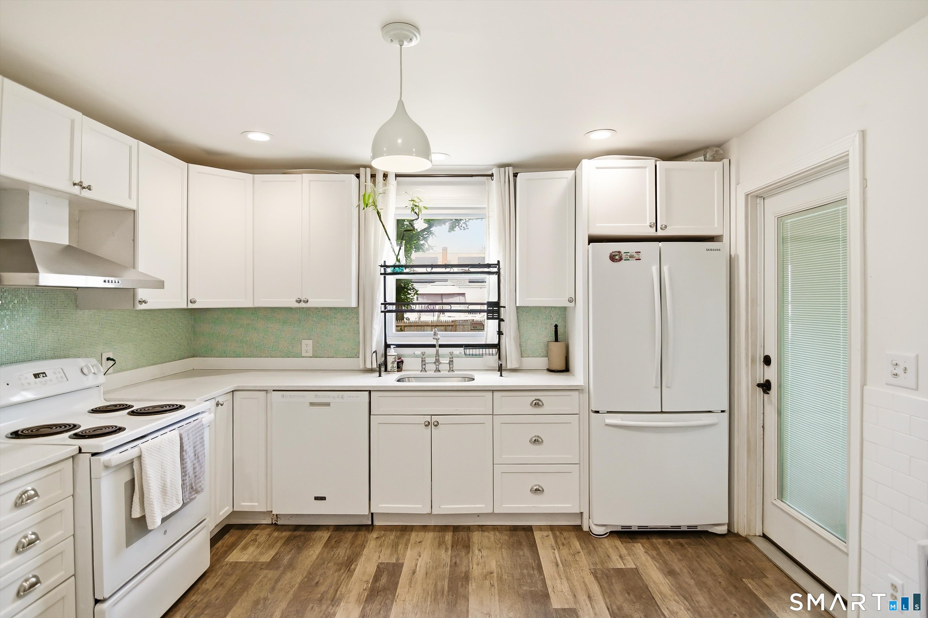 506 Lighthouse Road New Haven, CT 06512 - Photo 10 of 40