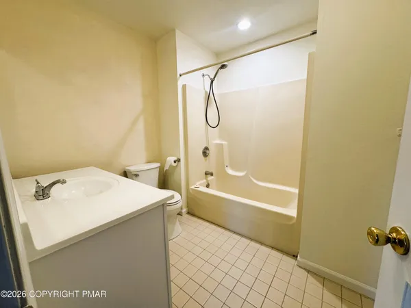 $2,500 | 124 Eaglesmere Circle, Unit 20, East Stroudsburg, PA 18301