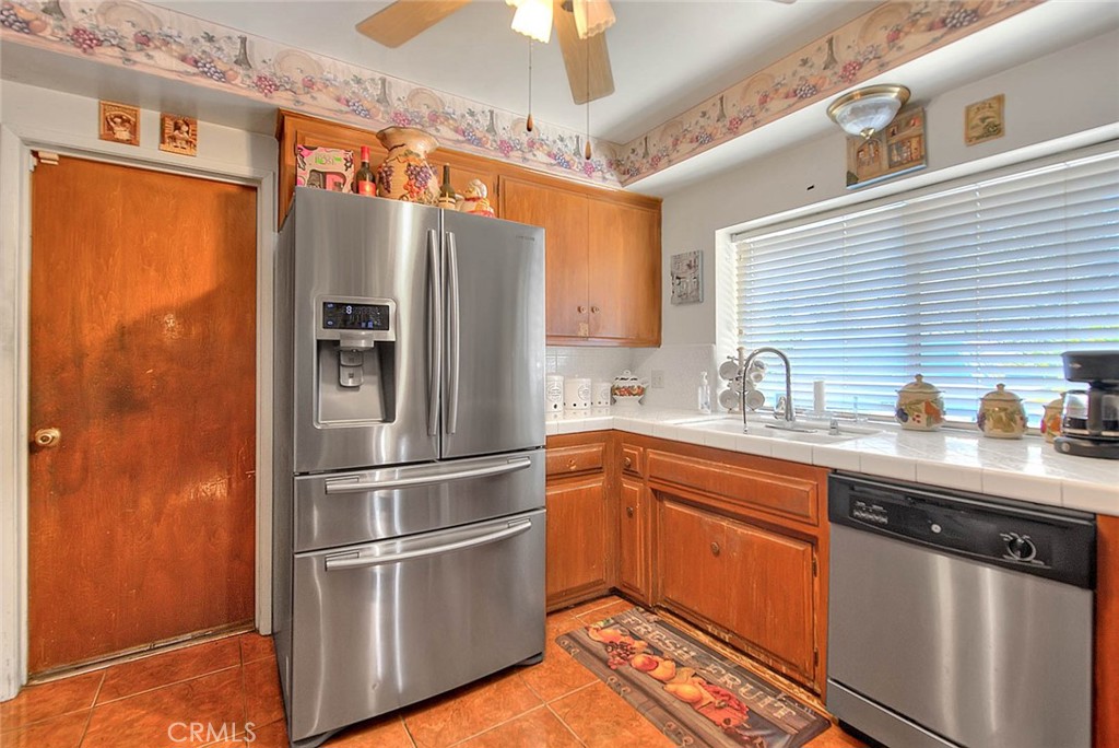 5737 Riverside Avenue Rialto, CA 92377 - Photo 8 of 33