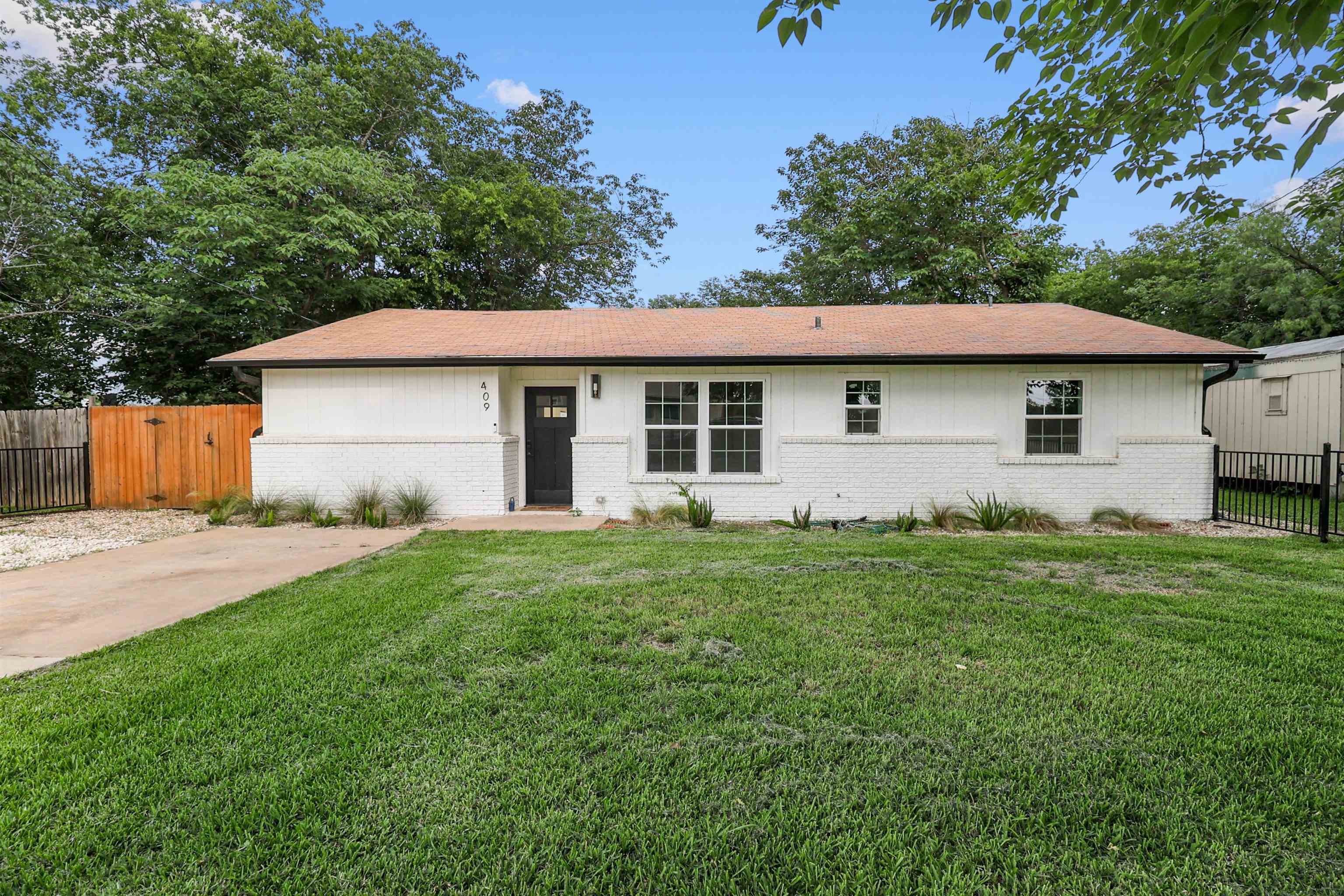 409 Ave R Marble Falls, TX 78654 - Photo 2 of 20 a front view of house with yard and green space