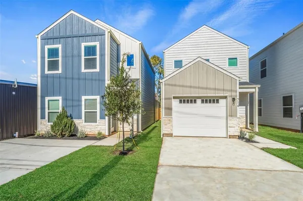 $1,725 | 716 West Dallas Street, Conroe, TX 77301