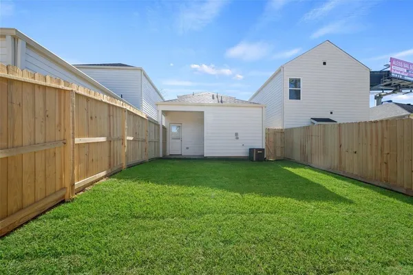 $1,725 | 716 West Dallas Street, Conroe, TX 77301