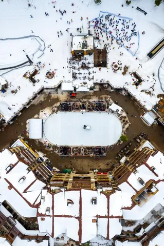 a building view with outdoor space