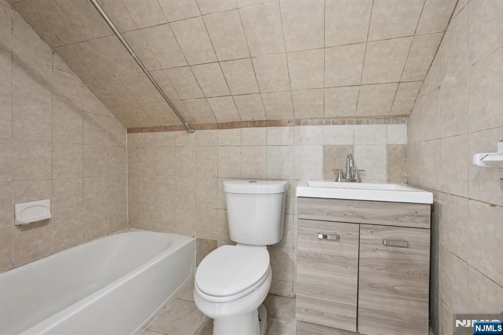 185 James Street, Unit 2 Hackensack, NJ 07601 - Photo 17 of 21 a bathroom with a sink a toilet and bathtub
